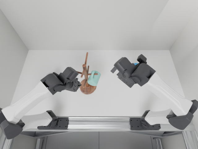 Overhead verification: the mint mug remains on the rack after the right gripper withdraws.